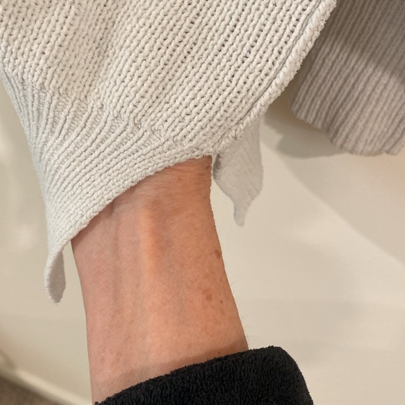 Abercrombie & Fitch Chenille Soft Sweater Ivory Gray Color Size Medium - Picture 2 of 9